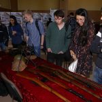 Учащиеся АКВТ осматривают выставку оружия